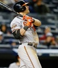 14MLB、ニューヨーク・ヤンキース（New York Yankees）対ボルチモア・オリオールズ（Baltimore Orioles）。9回に犠飛を放つボルチモア・オリオールズのクリス・デービス（Chris Davis、2014年4月9日撮影）。(c)AFP/Getty Images/Jim McIsaac