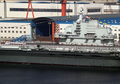 中国初めての空母「遼寧（Liaoning）」が25日、正式に就役した。中国国防省が発表した。

中国初の空母は、ウクライナから購入した旧ソ連の空母「ワリャーグ（Varyag）」を遼寧（Liaoning）省大連（Dalian）で改修したもので、その省名から名称がつけられた。

写真は大連の海軍基地に係留された「遼寧（Liaoning）」（2012年9月25日撮影）。(c)AFP