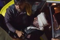 アフガニスタンの首都カブールの空港付近で起きた爆発により負傷し、搬送される人（2021年8月26日撮影）。(c)Wakil KOHSAR / AFP