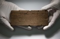 英ロンドンで発掘された古代ローマ時代の書字板（2016年6月1日撮影）。(c)AFP/DANIEL LEAL-OLIVAS