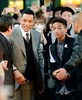 米俳優ウィル・スミス（Will Smith）と息子のジェイデン・スミス（Jaden Smith）が1日、都内で行われた新作映画『アフター・アース（After Earth）』のPRイベントに出席した。地元の中学生と記念撮影をするなどし、イベントは大いに盛り上がった。同作は6月21日から全国で公開される（2013年5月1日撮影）。(c)AFP/Toru YAMANAKA
