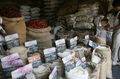 インド・ムンバイ（Mumbai）の商店で穀類を袋につめる店主（2008年4月12日撮影）。(c)AFP/Pal PILLAI