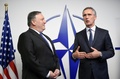ベルギーの首都ブリュッセルでの北大西洋条約機構（NATO）加盟国外相会議で、NATOのイエンス・ストルテンベルグ事務総長と話すマイク・ポンペオ米国務長官（左、2018年12月4日撮影）。(c)JOHN THYS / AFP