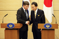 都内・首相官邸で共同会見の最後に握手するオランダのヤンペーター・バルケネンデ（Jan Peter Balkenende）首相（左）と鳩山由紀夫（Yukio Hatoyama）首相（右、2009年10月26日撮影）。(c)AFP/DAI KUROKAWA
