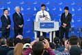 米大リーグ（MLB）、ロサンゼルス・ドジャースの入団会見に臨む大谷翔平（中央、2023年12月14日撮影）。(c)Frederic J. Brown / AFP