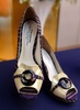 デザイナーのジミー・チュウ（Jimmy Choo）が福島の伝統的な素材を使って制作した靴（2014年4月18日撮影）。(c)AFP/TOSHIFUMI KITAMURA