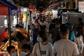 中国・湖北省武漢の夜市を訪れた人々（2020年8月6日撮影）。(c)Hector RETAMAL / AFP