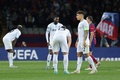 サッカー欧州チャンピオンズリーグ、決勝トーナメント1回戦第2戦、FCバルセロナ対ナポリ。敗戦に落胆するアンドレフランク・ザンボ・アンギサ（中央）らナポリの選手（2024年3月12日撮影）。(c)LLUIS GENE/ AFP