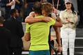 全仏オープンテニス、男子シングルス準決勝。負傷棄権し、ラファエル・ナダル（手前）と抱擁を交わすアレクサンダー・ズベレフ（2022年6月3日撮影）。(c)Christophe ARCHAMBAULT / AFP