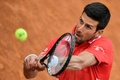 テニス、イタリア国際、男子シングルス決勝。リターンを打つノバク・ジョコビッチ（2021年5月16日撮影）。(c)Filippo MONTEFORTE / AFP