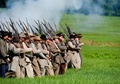 米ペンシルベニア（Pennsylvania）州のゲティスバーグ（Gettysburg）で28日、南北戦争（1861～65年）の「ゲティスバーグの戦い（The Battle of Gettysburg）」が再現された。

3日間にわたって行われる記念イベントには、当時の兵士らをたたえて約1万人が参加。激しい「戦い」を繰り広げる。

写真は「南部同盟の兵士」たち（2013年6月28日撮影）。(c)AFP/Karen BLEIER