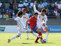 2007年サッカーU20W杯、コスタリカ対日本。チームメートと一緒にコスタリカの選手を囲む内田篤人（Atsuto Uchida、2007年3月4日撮影）。(c)AFP/BORIS HORVAT