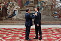 仏パリ（Paris）の大統領府でフランソワ・オランド（Francois Hollande）仏大統領（左）からレジオン・ドヌール勲章を授与されるポール・マッカートニー（Paul McCartney）氏（2012年9月8日撮影）。(c)AFP/PHILIPPE WOJAZER