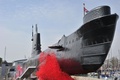 英ゴスポート（Gosport）にある王立海軍潜水艦博物館（Royal Navy Submarine Museum）の港で、英海軍のA級潜水艦「アライアンス（HMS Alliance）号」の一般公開を祝ってまかれた赤い紙吹雪（2014年4月3日撮影）。(c)AFP/GLYN KIRK