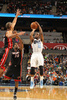 13-14NBA、シャーロット・ボブキャッツ（Charlotte Bobcats）対マイアミ・ヒート（Miami Heat）。シュートを狙うシャーロット・ボブキャッツのケンバ・ウォーカー（Kemba Walker、右、2013年11月16日撮影）。(c)AFP/Getty Images/NBAE/Kent Smith