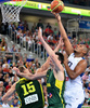 バスケットボール欧州選手権2013（2013 European Basketball Championship）は22日、決勝が行われ、フランスが80-66でリトアニアを下し、優勝を飾った。

リトアニアのロベルタス・ヤブトカス（Robertas Javtokas、左）、ダリアス・ラフリノビッチ（Darjus Lavrinovic、中央）のブロックの上から得点を狙うフランスのボリス・ディーオウ（Boris Diaw、2013年9月22日撮影）。(c)AFP/JURE MAKOVEC