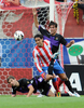 12-13スペイン1部リーグは23日、第5節の試合が各地で行われ、アトレティコ・マドリード（Atletico de Madrid）は2-1でレアル・バジャドリード（Real Valladolid）に勝利した。

レアル・バジャドリードのビクトル・ペレス・アロンソ（Victor Perez Alonso、左）とボールを競るアトレティコ・マドリードのラダメル・ファルカオ・ガルシア（Radamel Falcao Garcia、中央、2012年9月23日撮影）。(c)AFP/DOMINIQUE FAGET