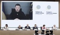 パリで開かれたウクライナ支援のための国際会議にビデオ会議で参加した同国のウォロディミル・ゼレンスキー大統領（2022年12月13日撮影）。(c)Teresa SUAREZ / POOL / AFP