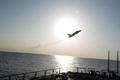バルト海で、米駆逐艦ドナルド・クックのすぐ近くを超低空飛行するロシアのスホイ24型戦闘機（2016年4月12日撮影）。(c)AFP/US NAVY 6th FLEET