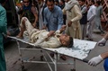 アフガニスタン東部ナンガルハル州のモスク（イスラム礼拝所）で起きた爆発の後、病院に運ばれる負傷者（2019年10月18日撮影）。(c)NOORULLAH SHIRZADA / AFP