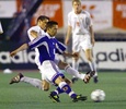 サッカー国際親善大会キリンカップ1999、日本対ベルギー。ベルギーのグレン・デ・ブーク（左）とボールを競る中田英寿（1999年6月3日撮影）(c)AFP/Kazuhiro NOGI
