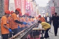 「世界最長の羊肉の串焼き」の製作現場（2024年5月1日提供）。(c)CGTN Japanese