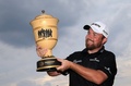 世界ゴルフ選手権第3戦、ブリヂストン・インビテーショナル最終日。優勝トロフィーを掲げるシェーン・ローリー（2015年8月9日撮影）。(c)AFP/Getty Images/Sam Greenwood