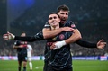 サッカー欧州チャンピオンズリーグ、決勝トーナメント1回戦第1戦、FCコペンハーゲン対マンチェスター・シティ。チームメートのルベン・ジアス（奥）と得点を喜ぶマンチェスター・シティのフィル・フォーデン（2024年2月13日撮影）。(c)Jonathan NACKSTRAND/ AFP