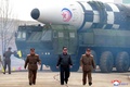 朝鮮中央通信（KCNA）が公開した、「火星17」とされる大陸間弾道ミサイル（ICBM）発射実験を前に同ミサイルを視察する北朝鮮の金正恩総書記の写真（2022年3月24日撮影、25日公開）。(c)AFP PHOTO/KCNA VIA KNS