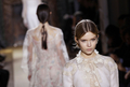 フランス・パリ市内で発表されたヴァレンティノ（VALENTINO）の12年春夏オートクチュールコレクション（2012年1月25日撮影）。(c)AFP/ALEXANDER KLEIN