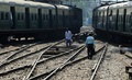 インド・コルカタ（Kolkata）の列車駅で線路上を歩く乗客（2013年2月26日撮影、資料写真）
(c)AFP/DIBYANGSHU SARKAR