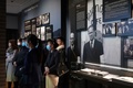 中国・上海市にある「上海ユダヤ難民記念館」の展示ホールを訪れる人々（2020年12月8日撮影）。(c)STR / AFP