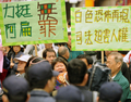 台湾の台北（Taipei）市で、汚職にまつわる事情聴取のために検察局に出頭した陳水扁（Chen Shui-bian）前総統に声援を送る支持者たち（2008年11月11日撮影）。(c)AFP/Sam YEH