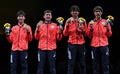 東京五輪、フェンシング男子エペ団体で金メダルを獲得した（左から）加納虹輝選手、見延和靖選手、山田優選手、宇山賢選手（2021年7月30日撮影）。(c)Fabrice COFFRINI / AFP
