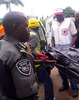ナイジェリアの首都アブジャ（Abuja）の警察本部から運び出される、自爆攻撃の犠牲者の遺体（2011年6月16日撮影）。(c)AFP/NEMA