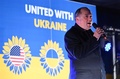 英ロンドンのトラファルガー広場で、ロシアのウクライナ侵攻開始から1年を翌日に控え開かれた集会で演説するベン・ウォレス国防相（2023年2月23日撮影）。(c)JUSTIN TALLIS / AFP