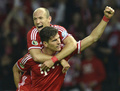 サッカードイツカップ2012-13（German Cup 2012-13）は1日、決勝が行われ、バイエルン・ミュンヘン（Bayern Munich）が3-2でVfBシュツットガルト（VfB Stuttgart）を下し、ドイツ勢としては初のトレブル（三冠）を達成した。

得点を挙げ、アリエン・ロッベン（Arjen Robben、上）に祝福されるバイエルン・ミュンヘンのマリオ・ゴメス（Mario Gomez、2013年6月1日撮影）。(c)AFP/CHRISTOF STACHE