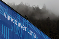 カナダ・ブリティッシュコロンビア（British Columbia）州ウィスラー（Whistler）で、アルペンスキー競技の会場となるウィスラー・クリークサイド（Whistler Creekside）にたれ込める霧（2010年2月8日撮影）。(c)AFP