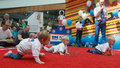 「国際子どもの日（International Children&apos;s Day）」の1日、リトアニアの首都ビリニュス（Vilnius）で、赤ちゃんの「はいはい競争」が開催され、お母さんやお父さんの呼び声が飛び交った（2013年6月1日撮影）。(c)AFP/PETRAS MALUKAS