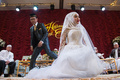 タイの首都バンコク郊外のアルメロスホテルで行われた結婚披露宴で、ポートレート写真撮影の準備をする新郎新婦（2017年1月15日撮影）。(c)AFP/Roberto SCHMIDT