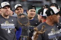 24MLB、ワールドシリーズ（7回戦制）、ニューヨーク・ヤンキース対ロサンゼルス・ドジャース。ワールドシリーズの優勝トロフィーを手にするロサンゼルス・ドジャースの大谷翔平（2024年10月30日撮影）。(c)Elsa/Getty Images/AFP