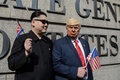 中国・香港の米国領事館前で、北朝鮮の金正恩朝鮮労働党委員長と米国のドナルド・トランプ大統領に扮（ふん）したハワードさん（左）とデニスさん（2017年1月25日撮影）。(c)AFP/Anthony WALLACE