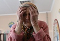ウクライナ東部ドネツク州オチェレティネ村の自宅から徒歩で避難した97歳のリディア・ロミノフスカさん。避難先のポクロウシクで（2024年4月28日撮影）。(c)Genya SAVILOV / AFP