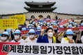 韓国・ソウルで抗議活動を行う世界平和統一家庭連合（旧統一教会）の信者ら（2022年8月18日撮影）。(c)Anthony WALLACE / AFP