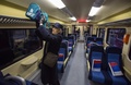 セルビア・ベオグラードの駅で発車を待つコソボ北部行きの列車の車内（2017年1月14日撮影）。(c)AFP/OLIVER BUNIC