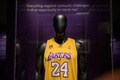 米ニューヨークにあるサザビーズのオークションハウスで展示された、元米プロバスケットボール（NBA）のコービー・ブライアント氏のユニホーム（2023年2月1日撮影）。(c)Ed JONES / AFP