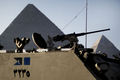 エジプト・カイロ（Cairo）のギザ（Giza）にあるピラミッドの前で警戒するエジプト軍部隊（2011年1月31日撮影）。(c)AFP/MARCO LONGARI