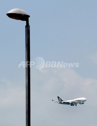 ショッピングモール駐車場に航空機の破片落下、米マイアミ