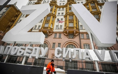 米大使館前にウクライナ侵攻支持のシンボル「Z」と「V」 ロシア