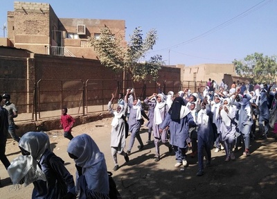 スーダン各地で反政府デモ、新たに1人死亡 バシル政権の脅威に